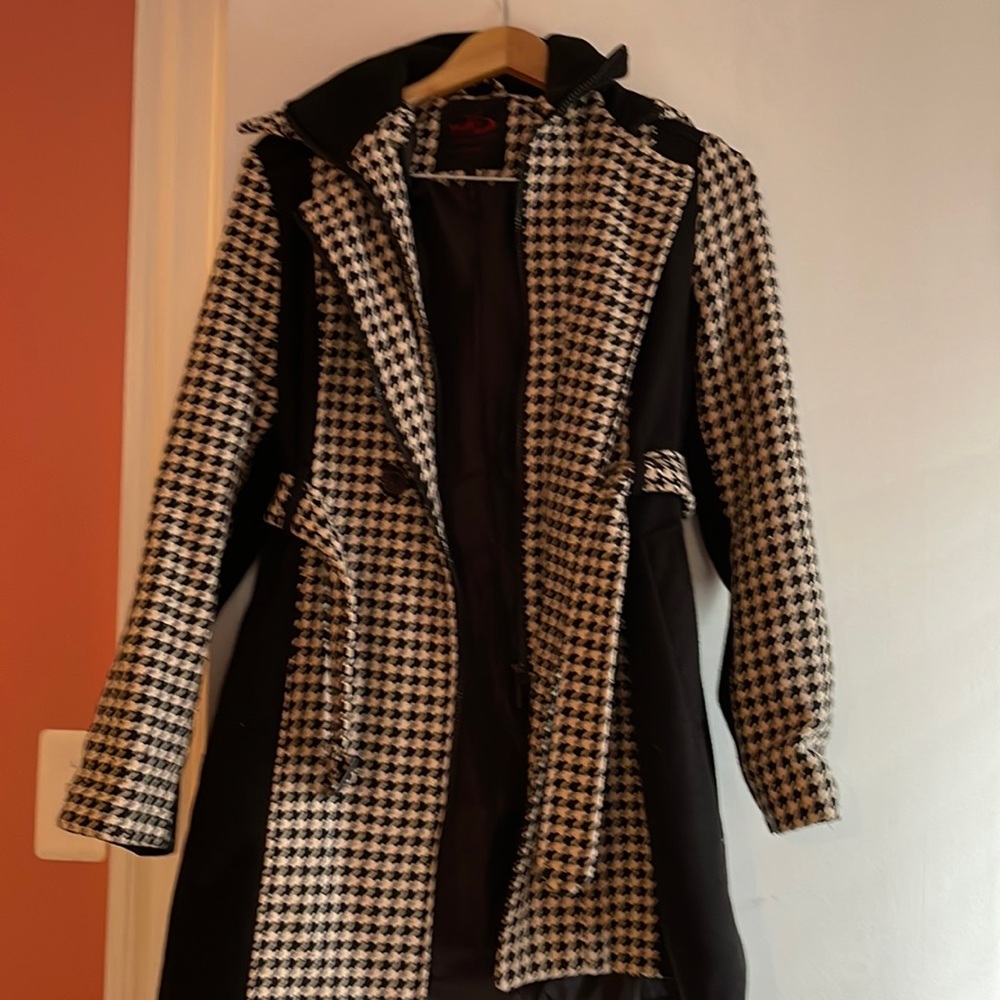 Beautiful woman’s houndstooth black and white coat. Size L.